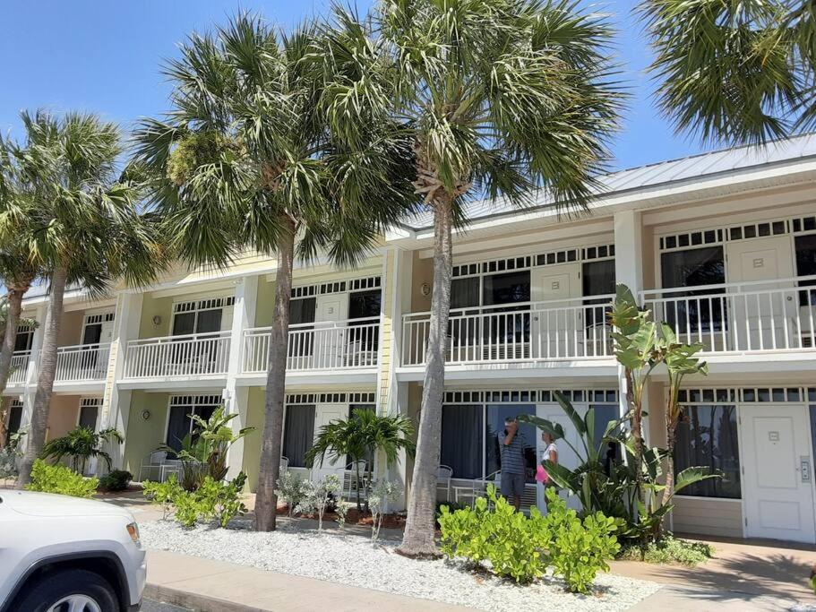 Beautiful One Bedroom Resort-Style Studio With Pool And Beach Access Ruskin Eksteriør billede