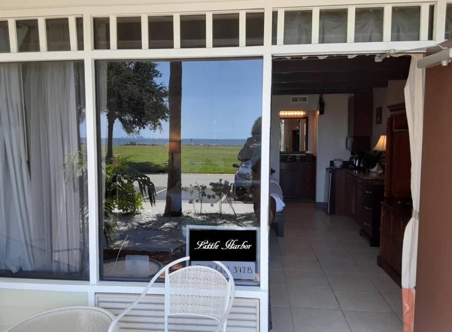 Beautiful One Bedroom Resort-Style Studio With Pool And Beach Access Ruskin Eksteriør billede