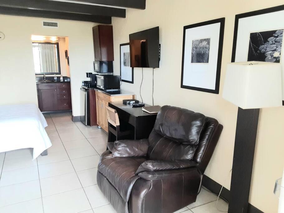 Beautiful One Bedroom Resort-Style Studio With Pool And Beach Access Ruskin Eksteriør billede