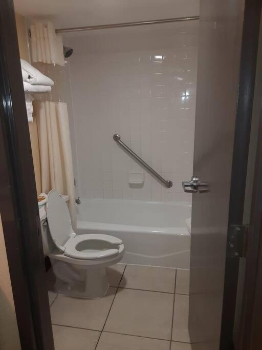 Beautiful One Bedroom Resort-Style Studio With Pool And Beach Access Ruskin Eksteriør billede